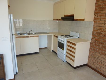 23 Rowe Place, Phillip ACT 2606 - Townhouse For Rent | Domain - Photo 2