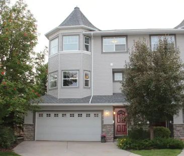 3 Bedroom Townhouse in Inglewood with 2 Car Garage | Calgary - Photo 1