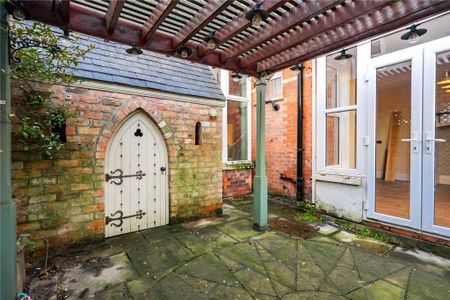 4 bedroom semi-detached house to rent - Photo 2