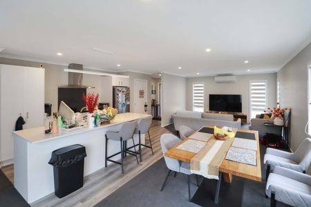 Modern Three-bedroom Home - Photo 2