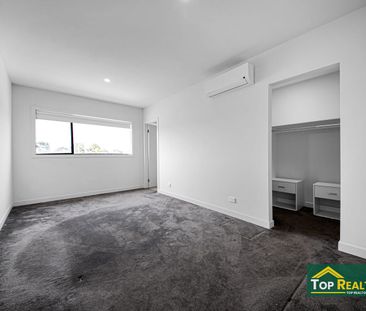 🏡 MODERN FAMILY LIVING IN A PRIME TARNEIT LOCATION 📍 26 Malachite D... - Photo 3