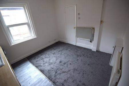 To Let 1 Bed Flat - Photo 2