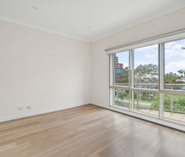 Light, Bright & Spacious - Photo 3