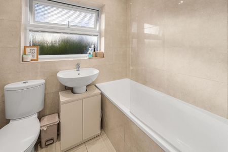 3 bedroom semi-detached house to rent - Photo 2