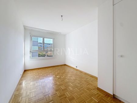 Beautiful through apartment in the heart of a residential neighborhood - Photo 3