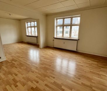 Stor villalejlighed med 4 værelser - Photo 3