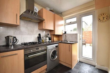 2 bedroom flat to rent - Photo 2