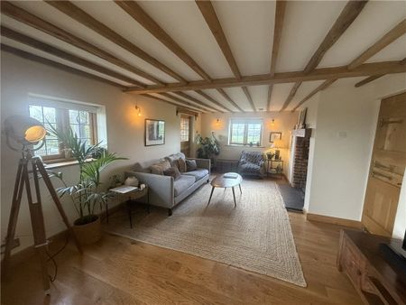 A stunning country house with a recently renovated interior and well maintained garden, including a self contained, detached studio. - Photo 3