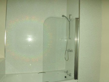 3 bedroom flat to rent - Photo 4