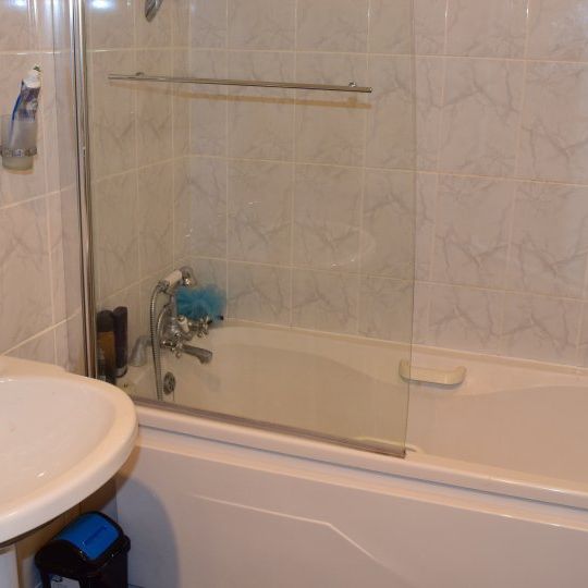 Room in a shared 3-bedroom flat for rent, Dublin - Photo 2