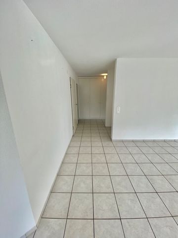 Zu vermieten nach Vereinbarung frisch renovierte 4.5 Zi-Wohnung mit Balkon - Photo 2