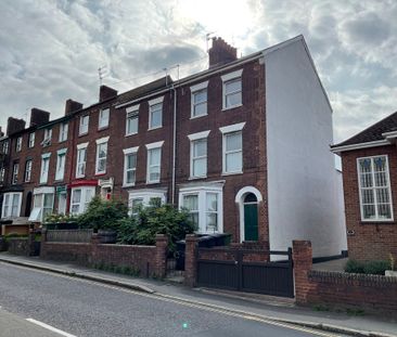 1 bedroom One Bedroom Ground Floor Flat to rent - Photo 2