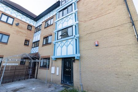 3 Bedroom Flat - Ground Floor - Photo 2