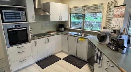 IMMACULATELY PRESENTED FOUR BEDROOM FAMILY HOME: - Photo 4