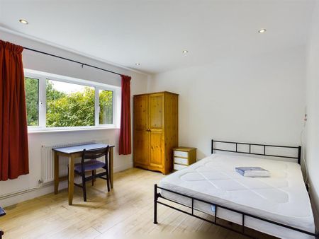 4 bedroom semi-detached house to rent - Photo 4