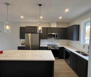 3 Bedroom 1 Den Townhouse in Airdrie - Available November 1, 2025 - Photo 4