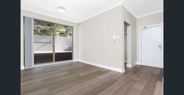 Restored Apartment With Private Courtyard & Additional Office / Studio - Photo 1