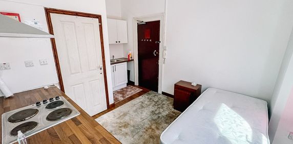 Studio Flat, Croydon Road, SE20 - Photo 2