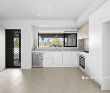 Charming Modern Living in a Peaceful Pocket. - Photo 4