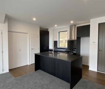 EXCEPTIONALLY DESIGNED TOWNHOUSE: - Photo 1