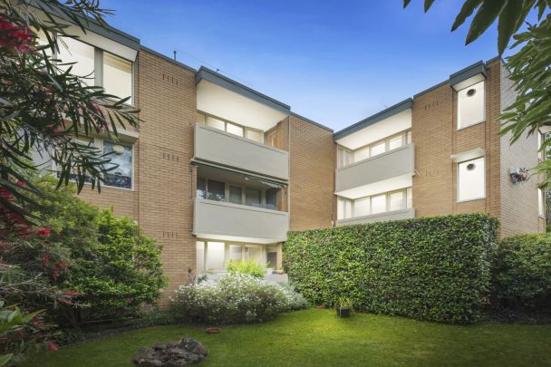 Spacious Sun-lit Living, Private Leafy Views - Photo 1