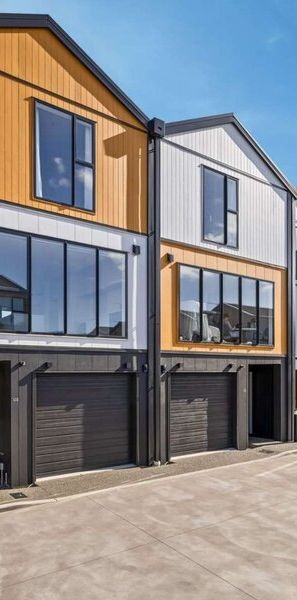 CITY CENTRE – 3 BEDROOM, 2 BATHROOM, SINGLE GARAGE - Photo 1