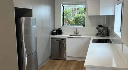 Modern renovated 3 bedroom home - Photo 3