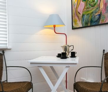 CHARGING TWO BEDROOM HOME IN PRIME INNER CITY LOCATION! - Photo 3