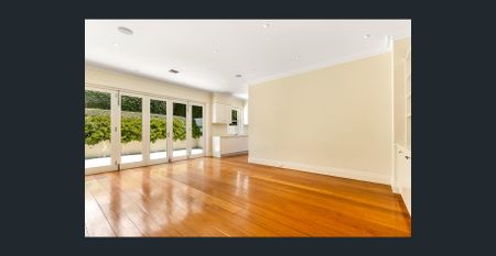 Large Family Home With Private Garden & Pool (maintenance included) - Photo 2