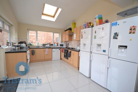 6 bed Semi-Detached House for Rent - Photo 2