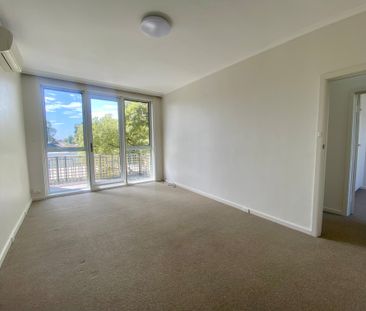 Light filled top floor apartment! - Photo 2