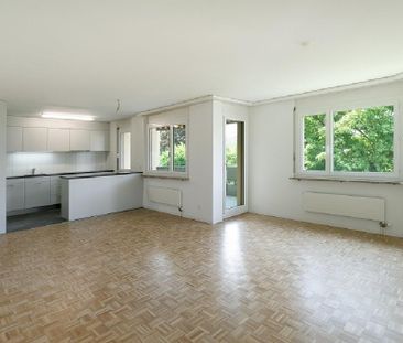 Balkon mit Abendsonne, moderne Küche offen zu Wohnzimmer - Photo 2