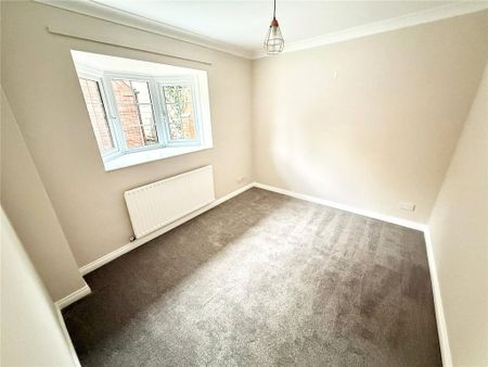 4 bedroom detached house to rent - Photo 2