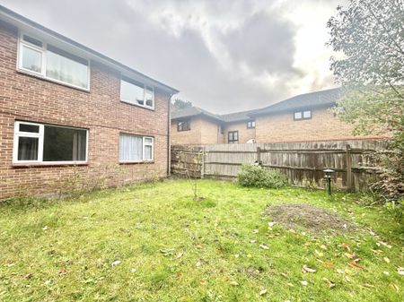 Pine Drive, Southampton - Photo 2