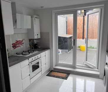 6 bedroom terraced house to rent - Photo 4