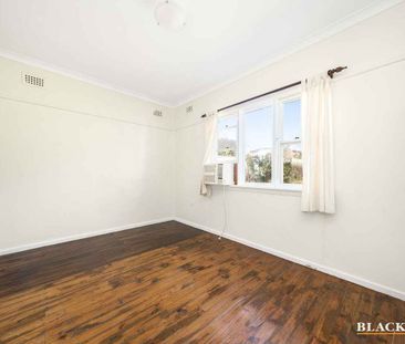 Homely Three-Bedroom Cottage with a Gated & Expansive Garden - Photo 6