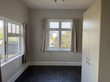 Addington – Spacious 4 bedroom renovated home, Suit family or group! - Photo 3