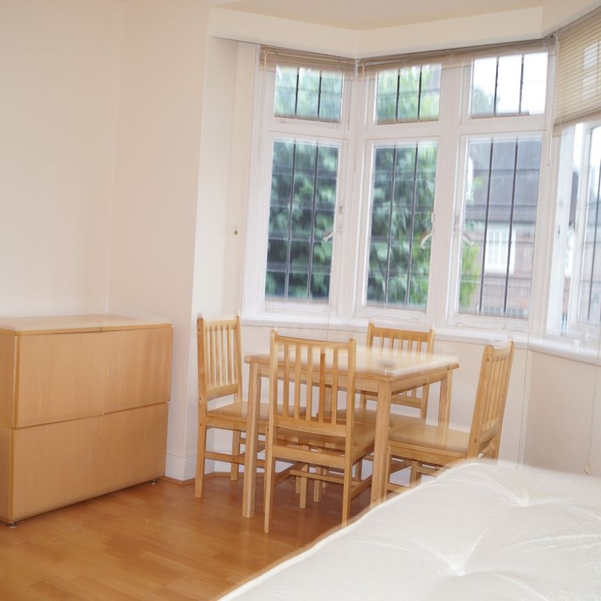 3 Bed Flat, Golders Court, NW11 - Photo 1