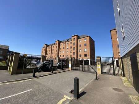 Russell Quay, West Street, Gravesend - Photo 3