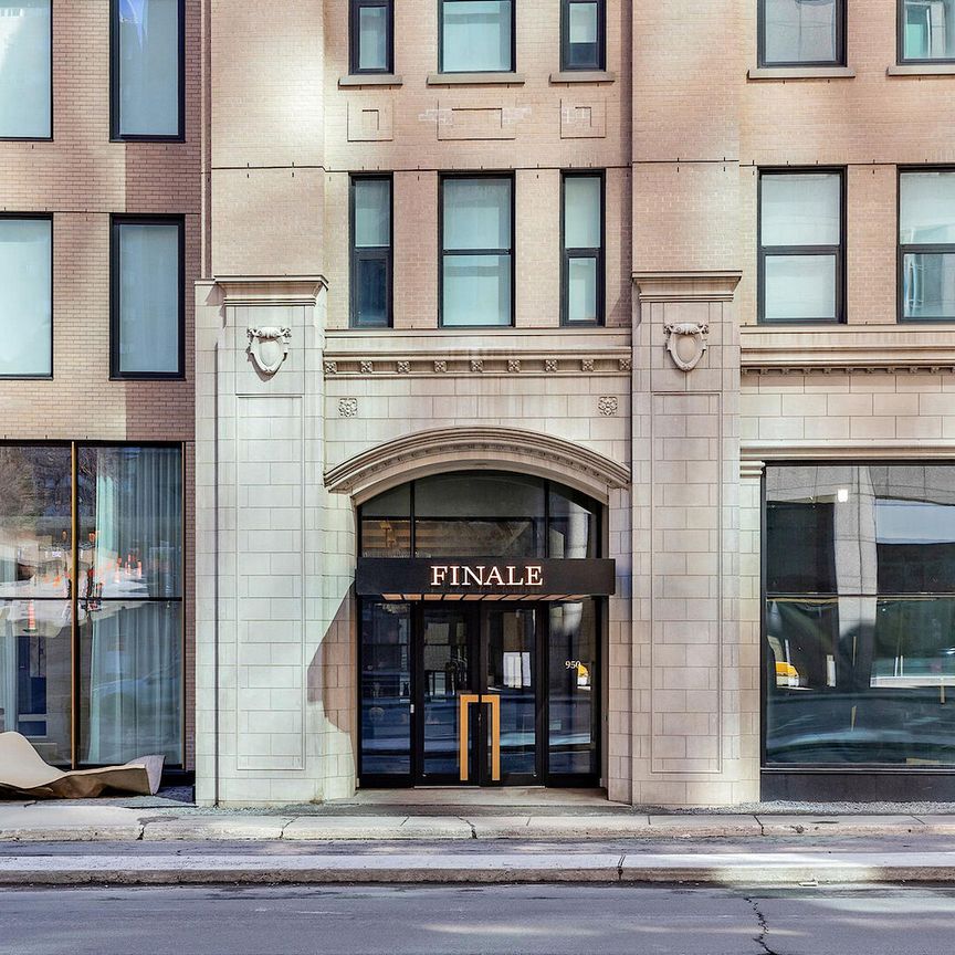 950 Rue Saint-Antoine O, Montréal, QC - Photo 1