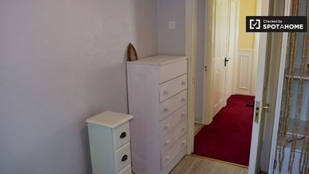 Huge room in 3-bedroom apartment in Tallaght, Dublin - Photo 4