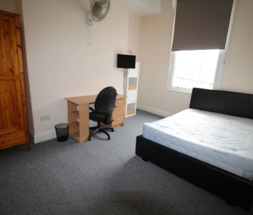 8 Bed Student Accommodation - Photo 2