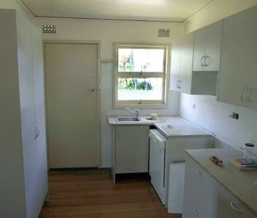 Bright airy 2 bedroom unit - 1 block from hospital! - Photo 2