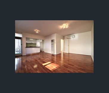 Beachside Living – Spacious Two-Bedroom Retreat in St Kilda - Photo 1