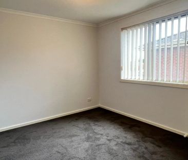 Perfectly positioned, three bedroom beauty! - Photo 1