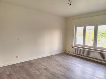 Ruime gerenoveerde woning met 3 slaapkamers, tuin en DUBBELE GARAGE met uitweg achteraan! - Foto 5