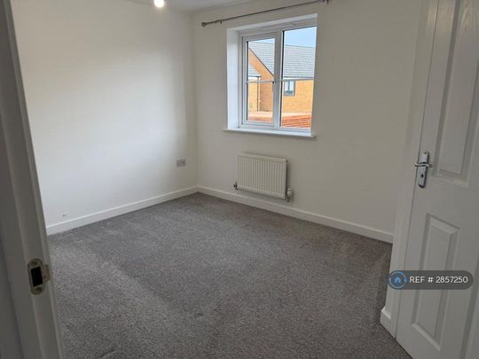 3 bedroom semi-detached house to rent - Photo 1