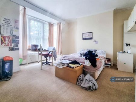1 bedroom in a house share to rent - Photo 4