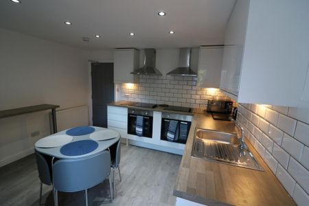 1 bedroom in a house share to rent - Photo 2