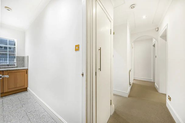 2 bedroom flat in London - Photo 1